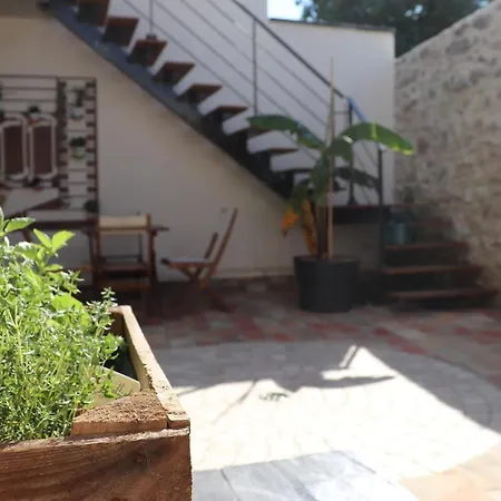 Aigues Vives - Le Patio Montpeyroux